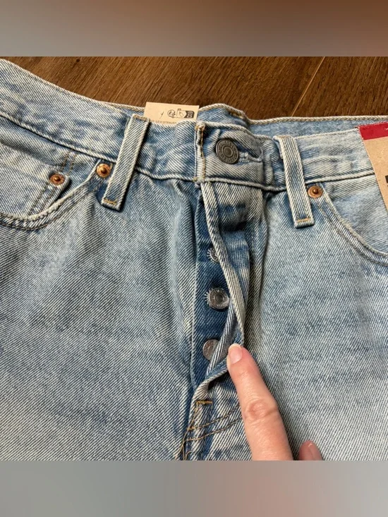Levi’s 501 Shorts - Picture 9 of 9